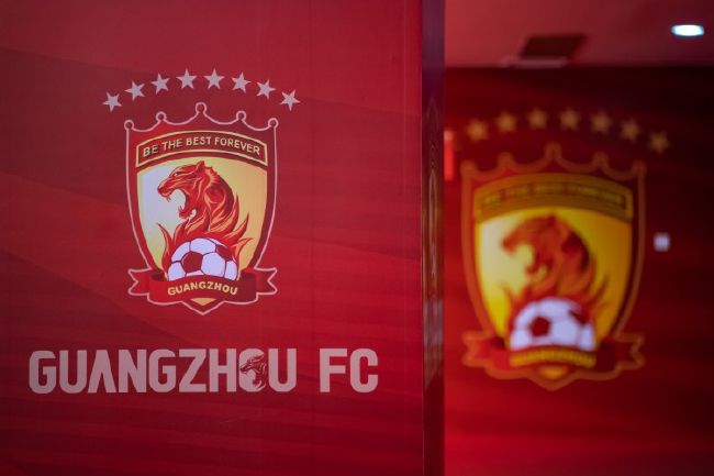 关于弗洛伦蒂诺，安切洛蒂表示：“我认为他就像一个大家庭的父亲，在足球界取得了无人能及的成就。